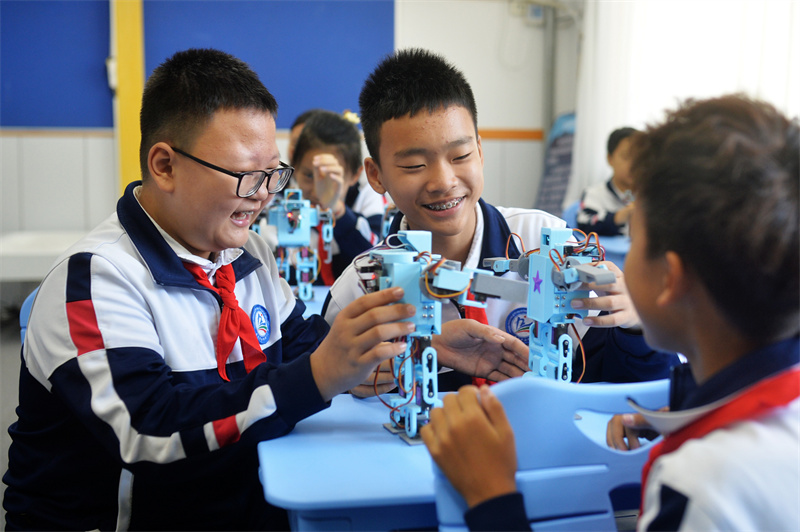 2025年9月25日，在山東省青島市市北區(qū)平安路第二小學(xué)開展的“校園科技之光”主題系列活動(dòng)上，學(xué)生們?cè)谡{(diào)試機(jī)器人。