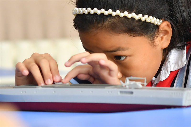 2025年9月25日，在山東省青島市市北區(qū)平安路第二小學(xué)開展的“校園科技之光”主題系列活動(dòng)上，一名學(xué)生在安裝科考船模型。