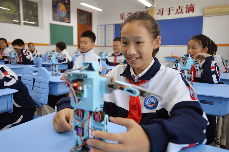 2025年9月25日，在山東省青島市市北區(qū)平安路第二小學(xué)開展的“校園科技之光”主題系列活動(dòng)上，學(xué)生們?cè)趯W(xué)習(xí)操控機(jī)器人。