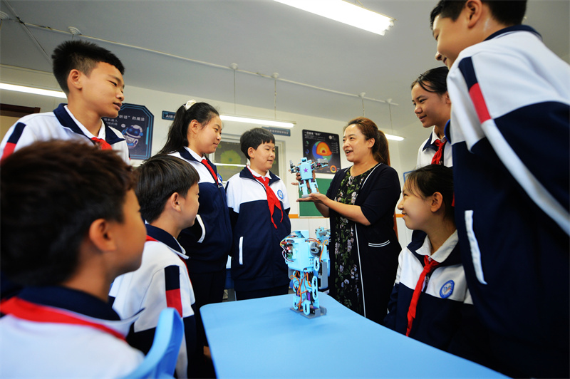 2025年9月25日，在山東省青島市市北區(qū)平安路第二小學(xué)開展的“校園科技之光”主題系列活動(dòng)上，老師為學(xué)生們講解機(jī)器人操控。