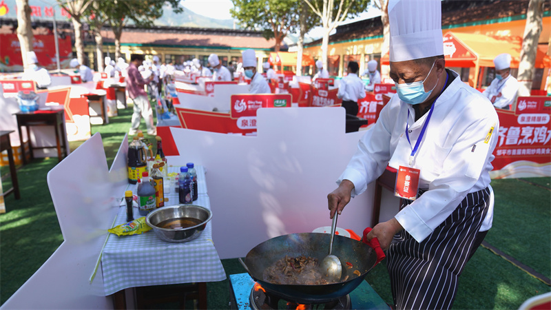 9月30日，在山東省鄒平市青陽鎮(zhèn)炒雞品鑒中心舉行的2025齊魯烹雞大賽上，參賽選手在專心比賽。