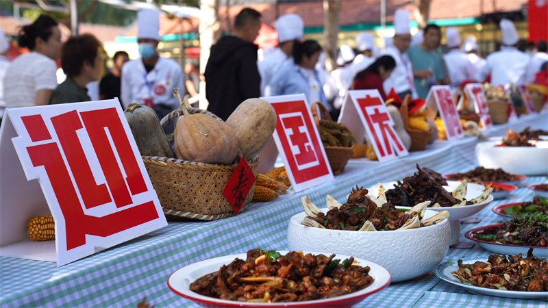 9月30日，在山東省鄒平市青陽鎮(zhèn)炒雞品鑒中心舉行的2025齊魯烹雞大賽上，參賽選手把做好的炒雞送到評比臺。