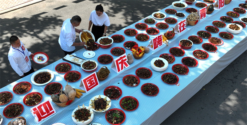 9月30日，在山東省鄒平市青陽鎮(zhèn)炒雞品鑒中心舉行的2025齊魯烹雞大賽上，參賽選手把做好的炒雞送到展示臺上。