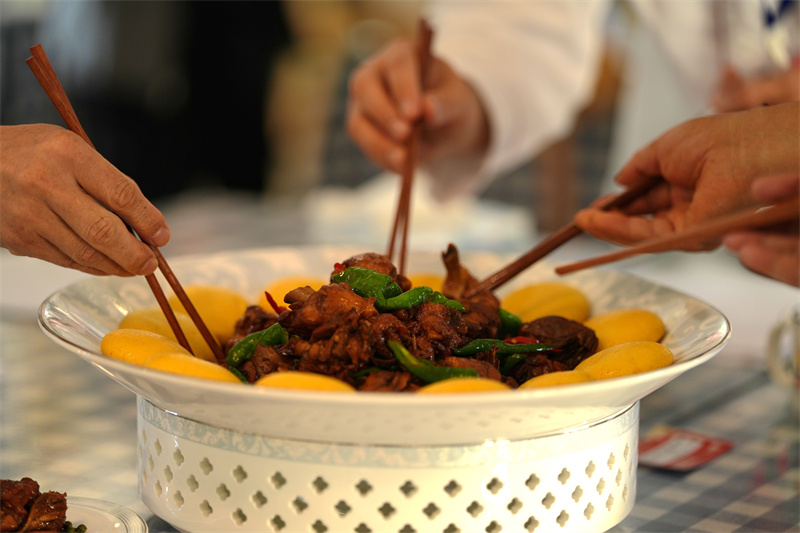 9月30日，在山東省鄒平市青陽鎮(zhèn)炒雞品鑒中心舉行的2025齊魯烹雞大賽上，評委給參賽炒雞作品品嘗打分。