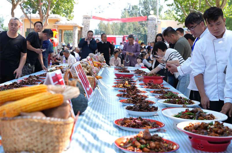 9月30日，在山東省鄒平市青陽鎮(zhèn)炒雞品鑒中心舉行的2025齊魯烹雞大賽上，現(xiàn)場觀眾觀摩參賽作品。