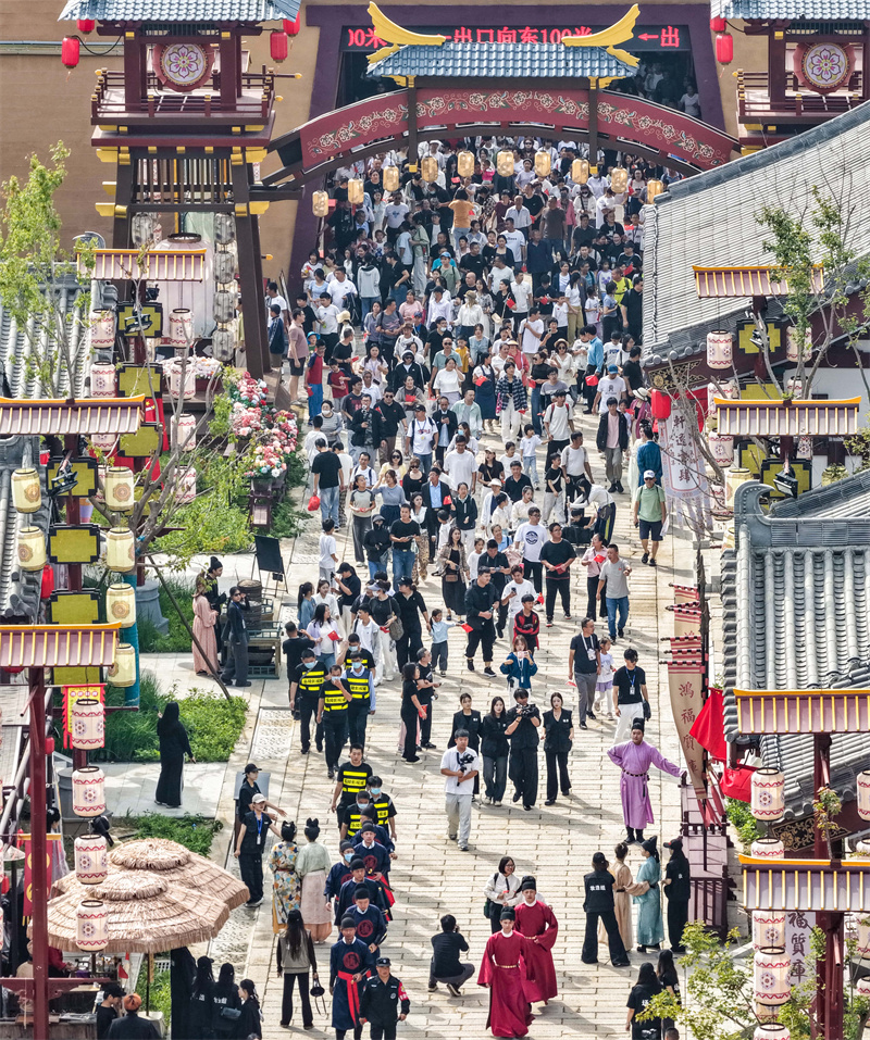 2025年10月1日，國慶假期首日，山東樂陵影視城景區(qū)迎來大批游客游覽，人氣火爆。