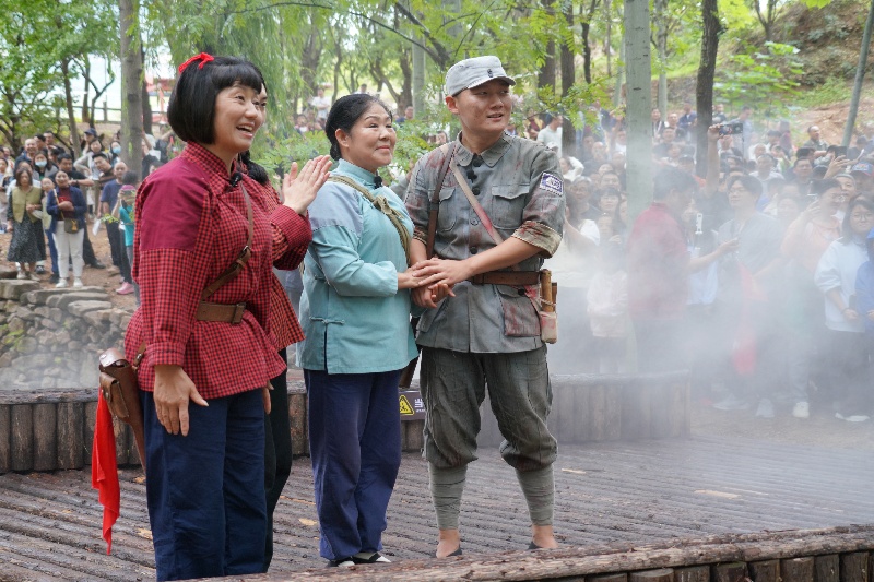10月3日，在山東省臨沂市沂南縣常山莊村的山東紅嫂家鄉(xiāng)旅游區(qū)，游客在參與沉浸式互動演繹《重走支前路》。