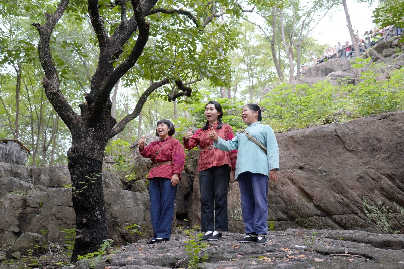 10月3日，在山東省臨沂市沂南縣常山莊村的山東紅嫂家鄉(xiāng)旅游區(qū)，游客在參與沉浸式互動(dòng)演繹《重走支前路》。