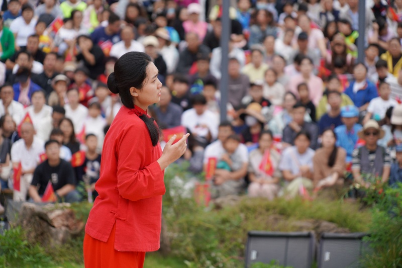 10月3日，在山東省臨沂市沂南縣常山莊村的山東紅嫂家鄉(xiāng)旅游區(qū)山村劇場(chǎng)，游客在觀看舞臺(tái)劇《火線橋》演出。