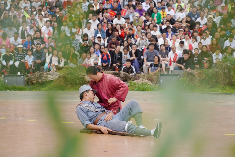 10月3日，在山東省臨沂市沂南縣常山莊村的山東紅嫂家鄉(xiāng)旅游區(qū)山村劇場(chǎng)，游客在觀看舞臺(tái)劇《火線橋》演出。