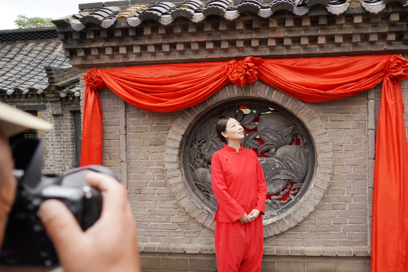 10月3日，在山東省沂南縣馬牧池鄉(xiāng)常山莊村的山東紅嫂家鄉(xiāng)旅游區(qū)，游客在熱播劇《生萬物》取景地拍照留念。