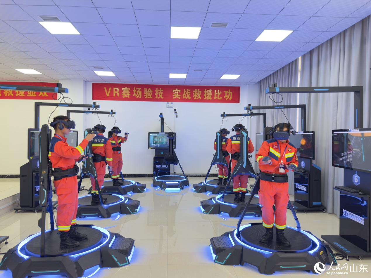 在VR賽場，參賽隊(duì)員協(xié)同作業(yè)，演練災(zāi)害救援。人民網(wǎng) 莊潤澤攝