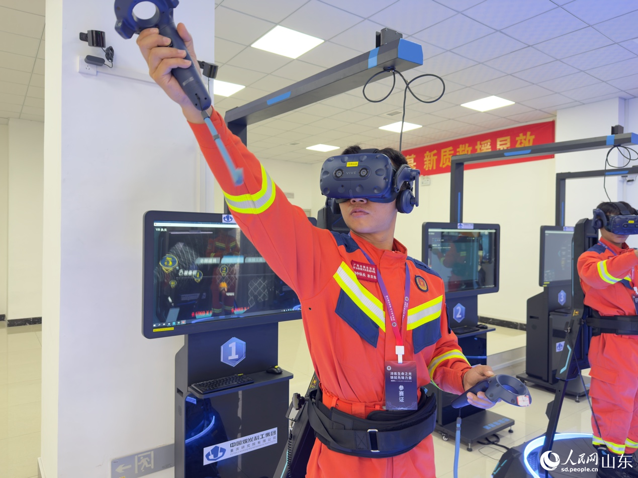 參賽隊(duì)員在VR模擬場景中進(jìn)行處置作業(yè)。人民網(wǎng) 莊潤澤攝