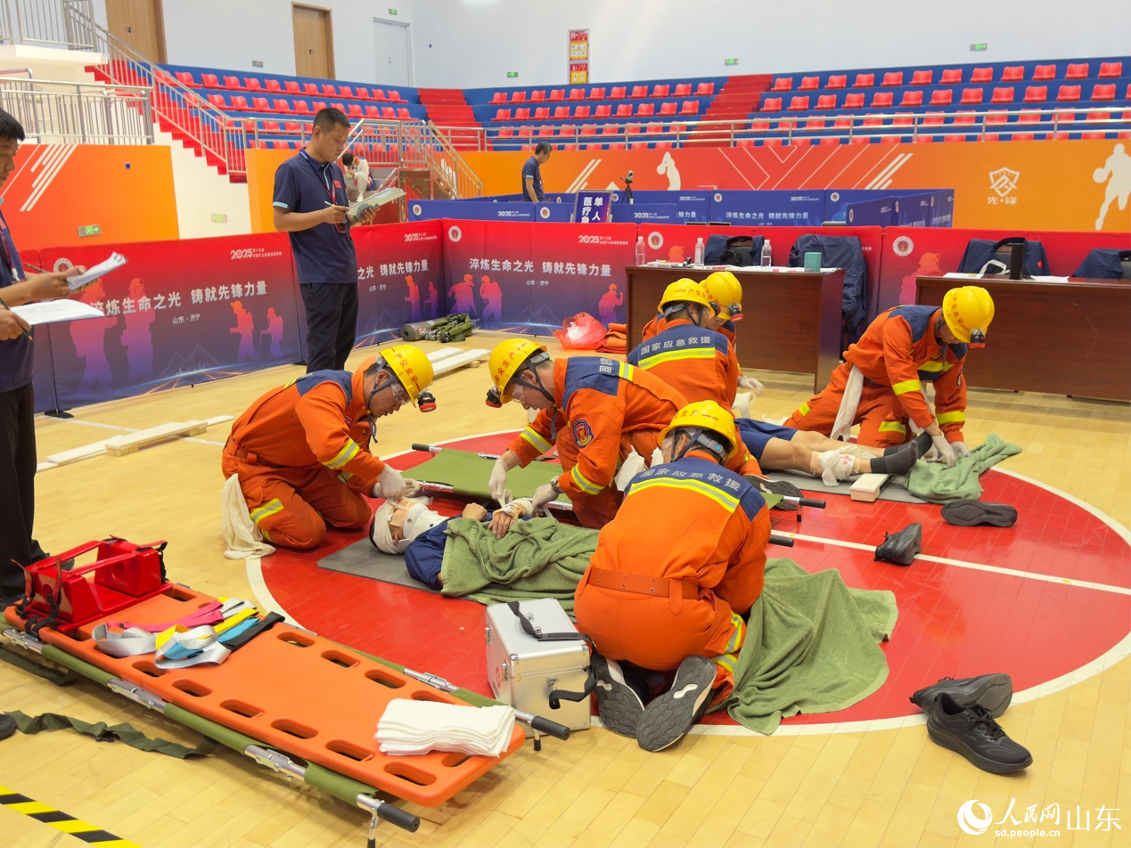 醫(yī)療救援團(tuán)體賽，參賽隊(duì)員默契協(xié)作實(shí)施包扎。人民網(wǎng) 莊潤澤攝