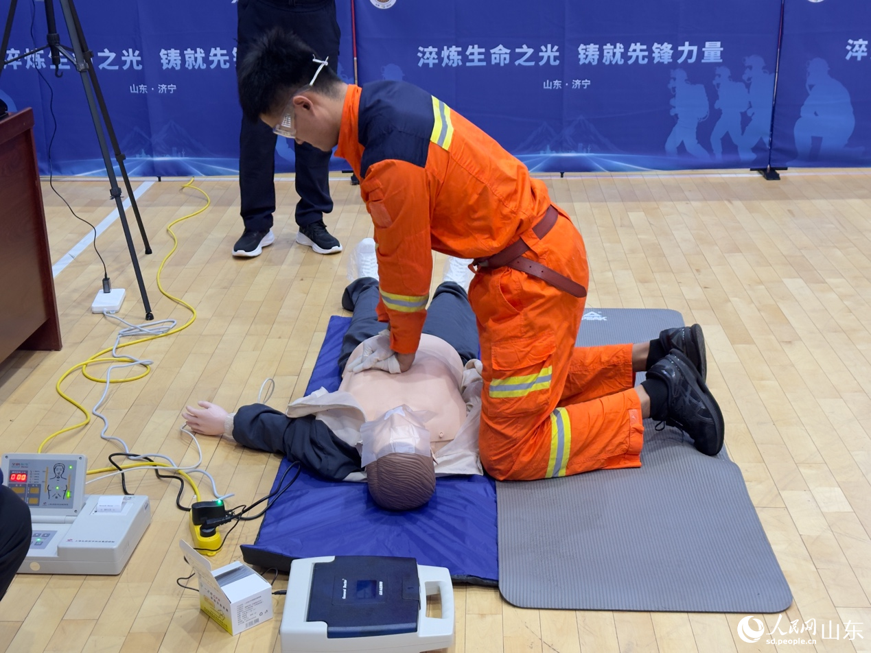 醫(yī)療救援單人賽中，參賽隊(duì)員模擬實(shí)施心肺復(fù)蘇。人民網(wǎng) 莊潤澤攝