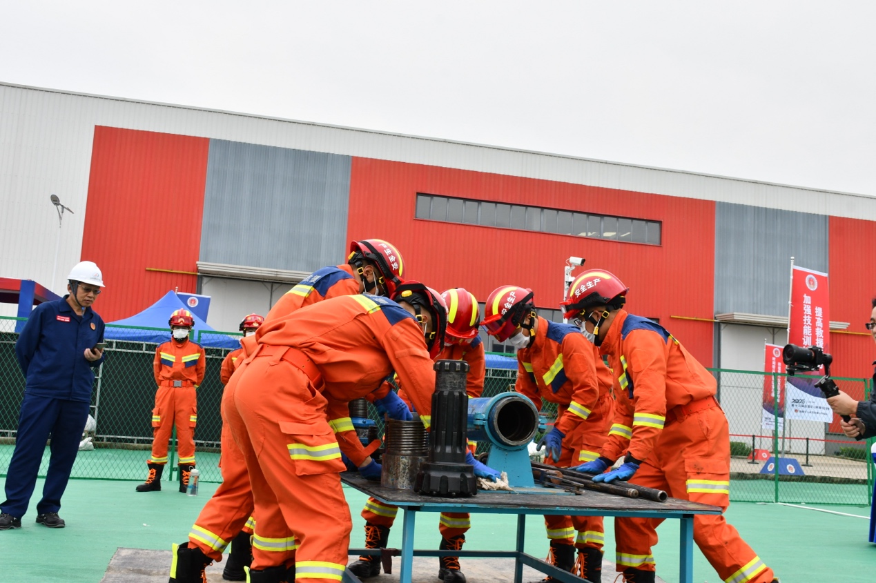 參賽隊(duì)員分工明確、協(xié)作有序。李洋攝