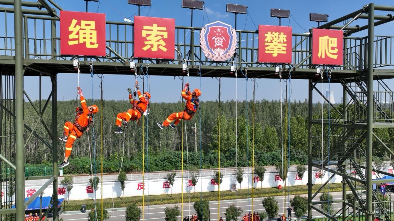 繩索攀爬項(xiàng)目現(xiàn)場。李洋攝