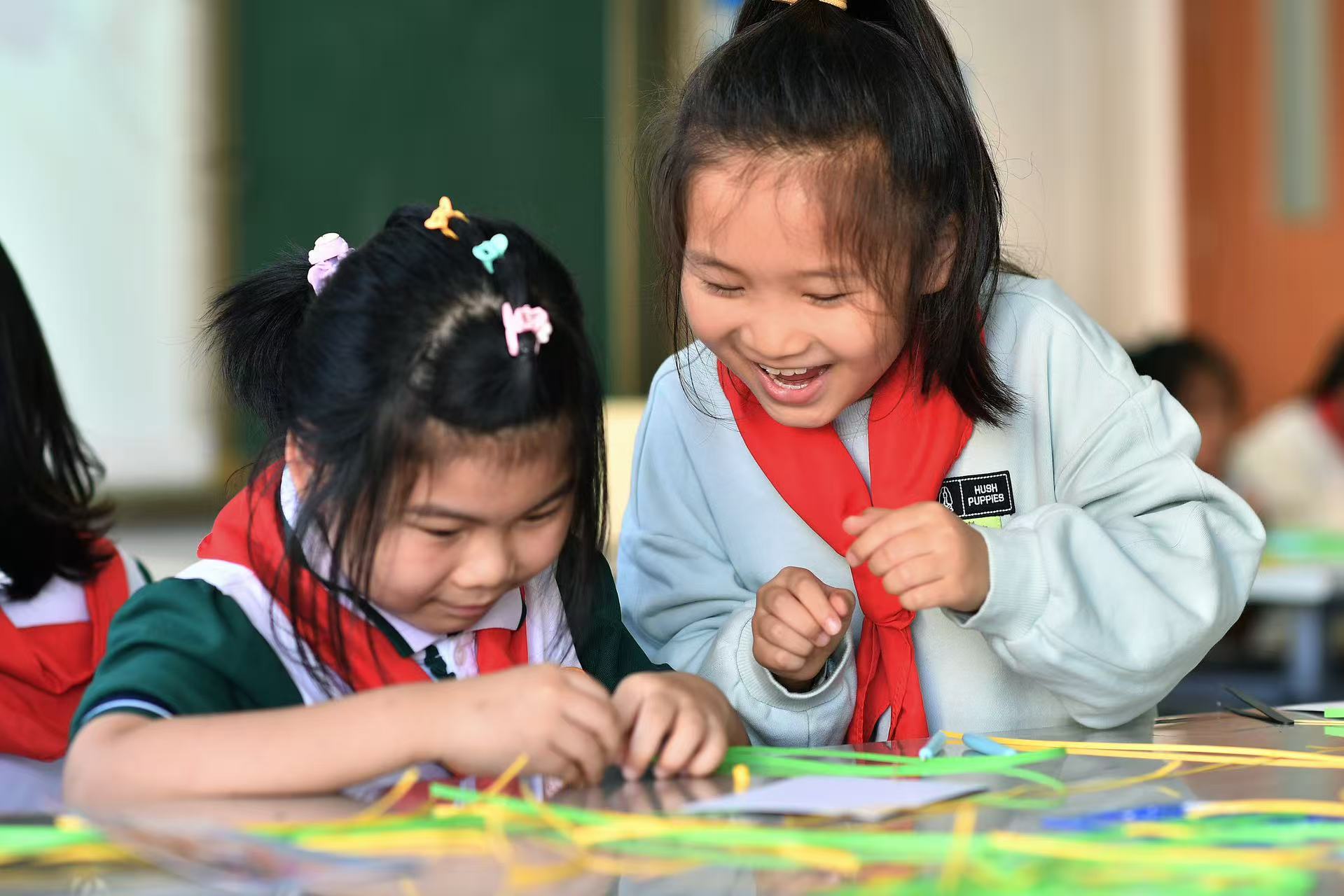 10月14日，在山東省青島市市北區(qū)洮南路小學舉辦的非遺進校園活動上，學生們在學習衍紙制作。
