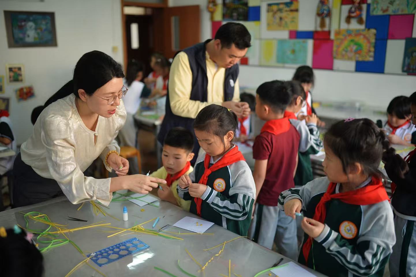 老師在指導學生學習衍紙畫制作