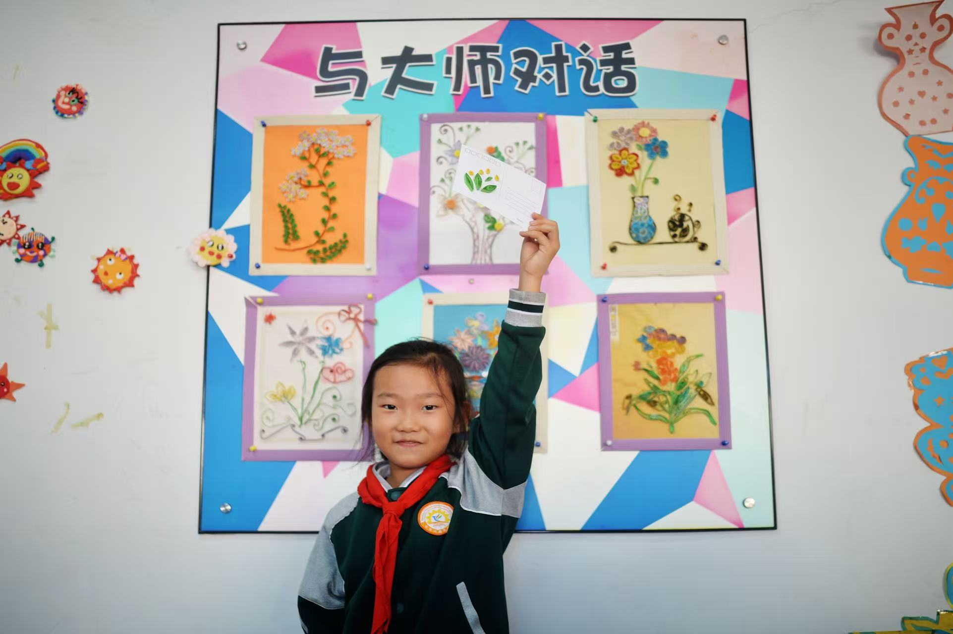 一名學生展示制作的衍紙畫明信片