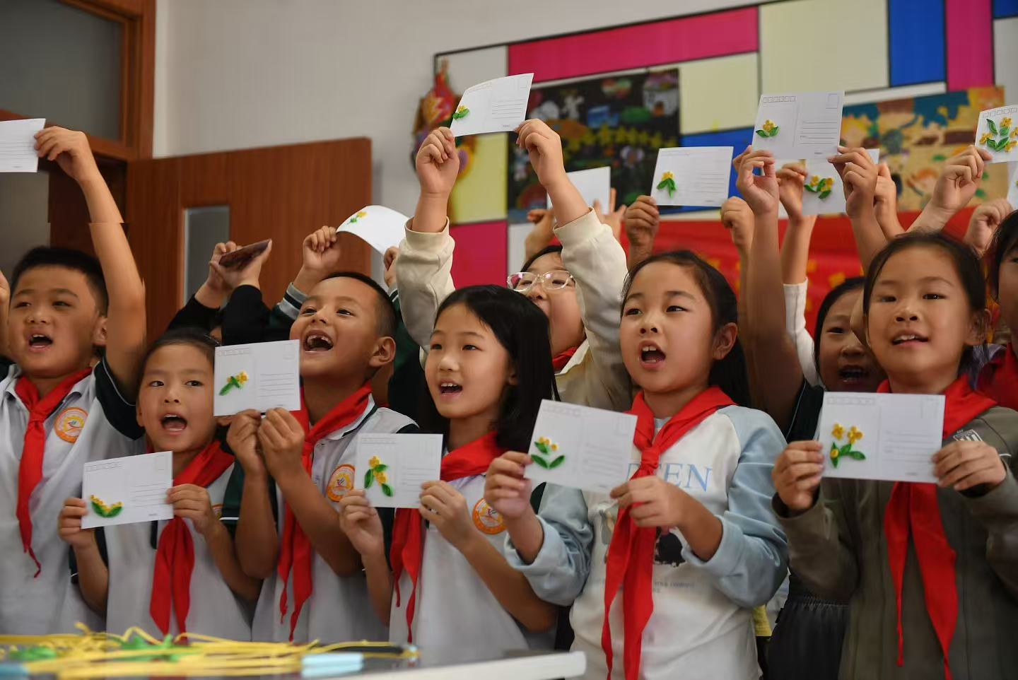 學生們展示制作的衍紙畫明信片