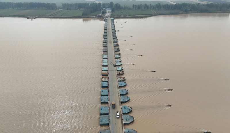 “秋收”農(nóng)用車經(jīng)過黃河浮橋。曹金磊攝