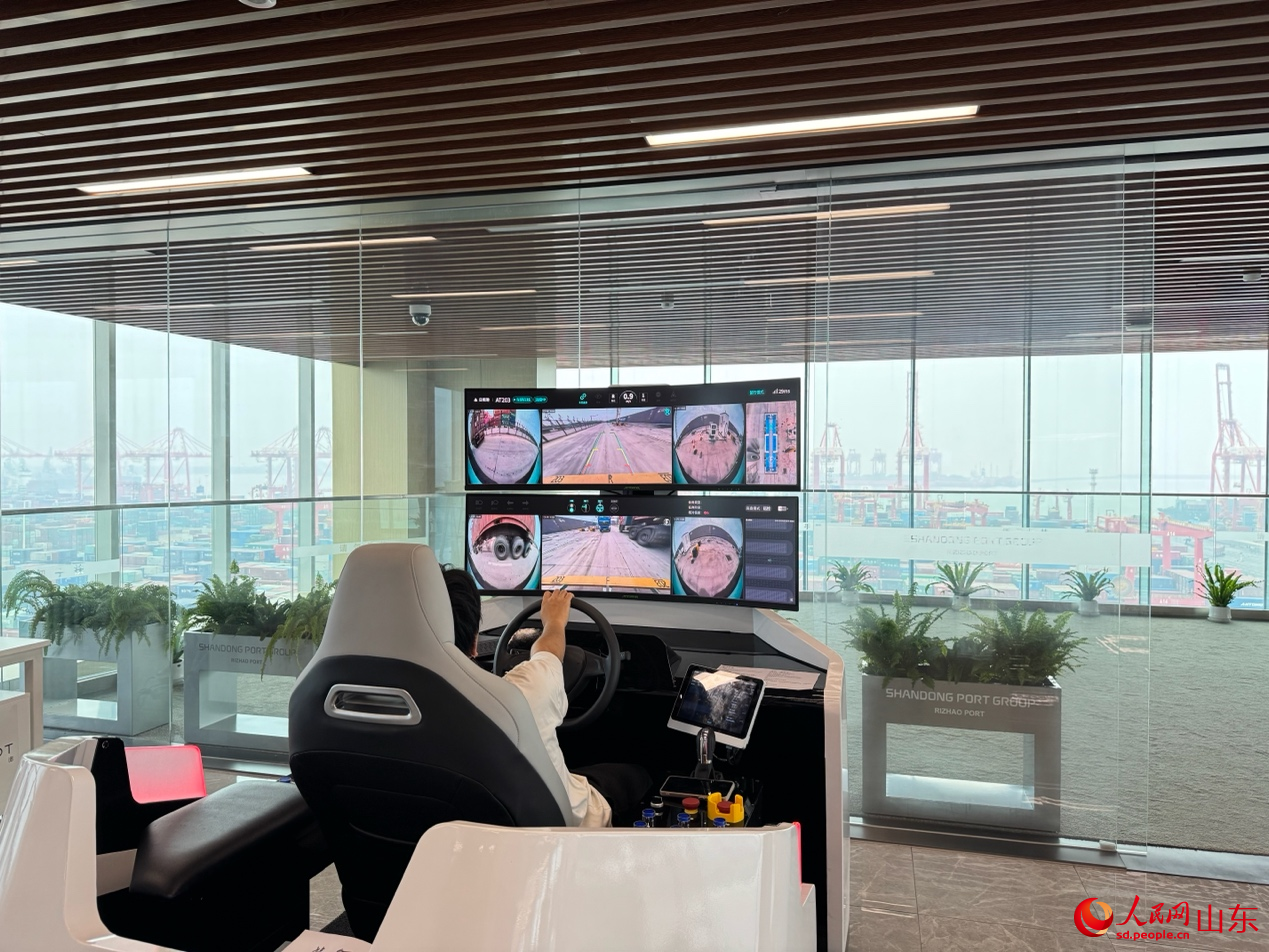 IGV智能平板車可在一公里外實現(xiàn)遠(yuǎn)程操控。人民網(wǎng) 莊潤澤攝