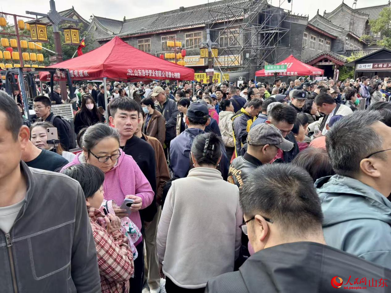 活動現(xiàn)場人頭攢動。人民網(wǎng) 鄭昕橋攝