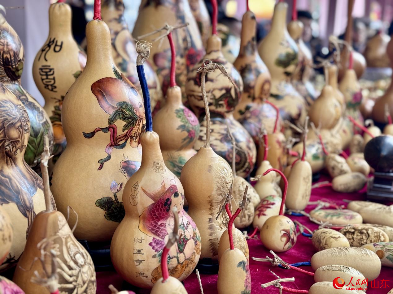 攤位前陳設(shè)的葫蘆工藝品。人民網(wǎng) 鄭昕橋攝