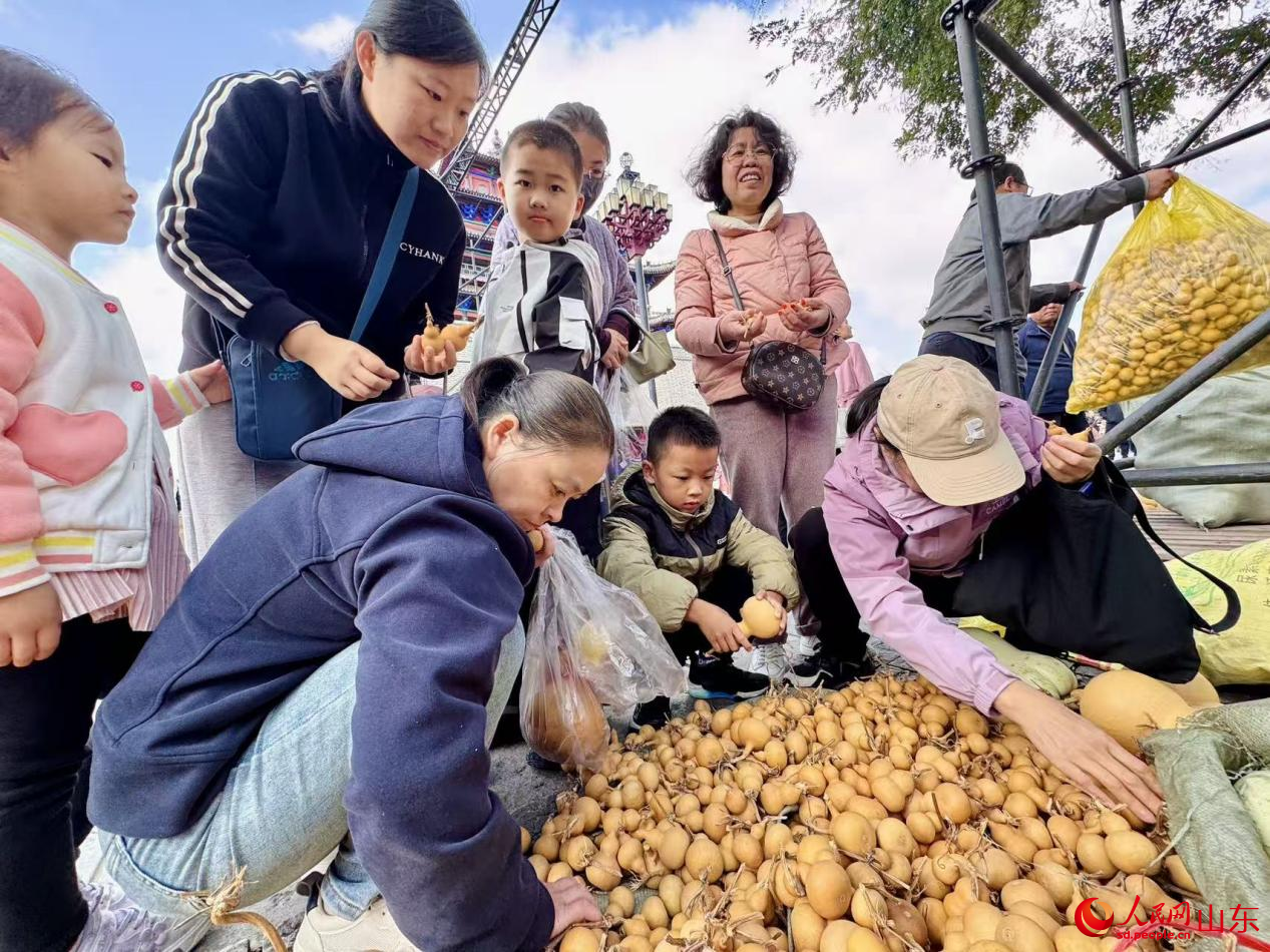 一攤位前，各種形態(tài)的素坯葫蘆引得游客爭相選購。人民網(wǎng) 鄭昕橋攝