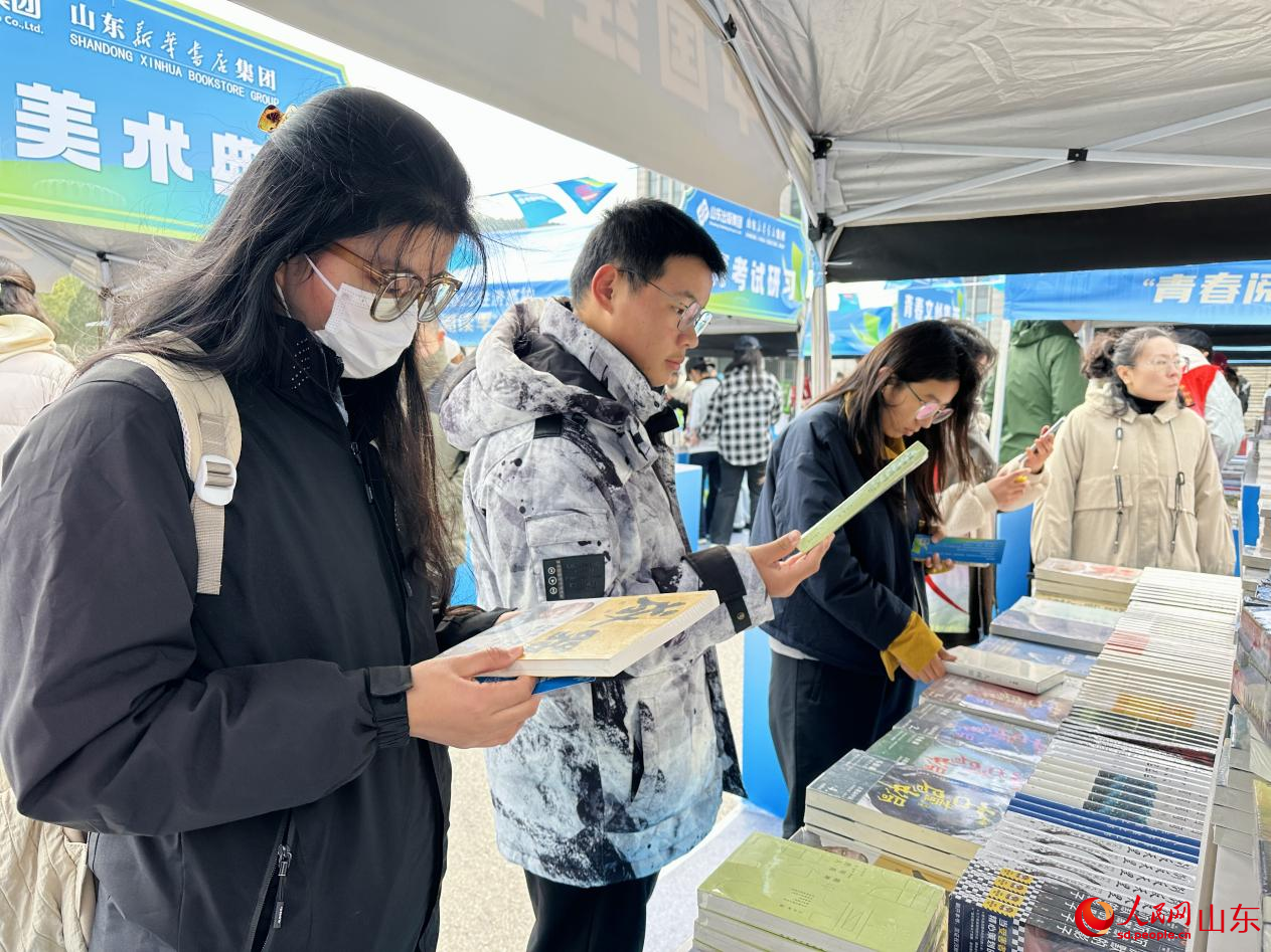 大學生現場翻閱圖書。人民網 喬姝攝