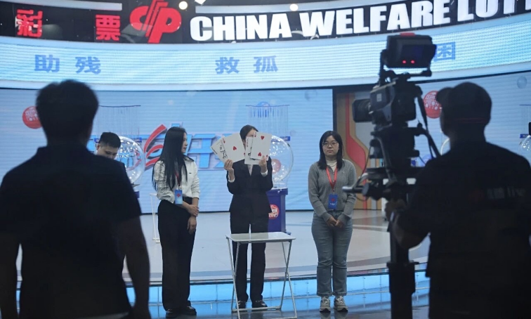 觀摩團代表抽取當期搖獎用球。山東福彩中心供圖