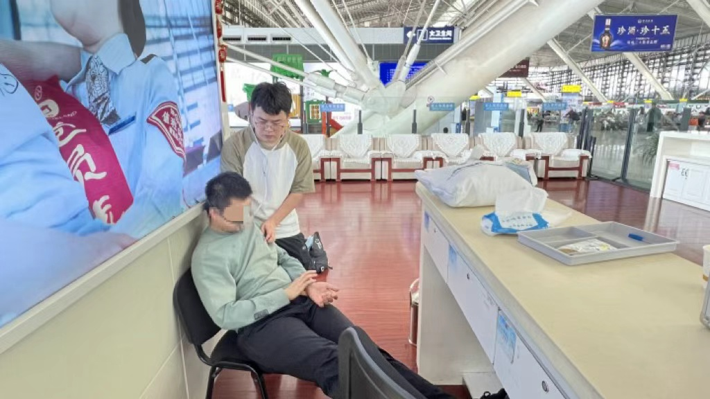 李春林正協(xié)助患者平復(fù)癥狀。受訪者供圖