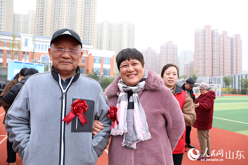 活動現(xiàn)場，一對老人幸福合影，鏡頭定格了他們歷經(jīng)歲月沉淀的燦爛笑容。人民網(wǎng)記者 劉祺攝