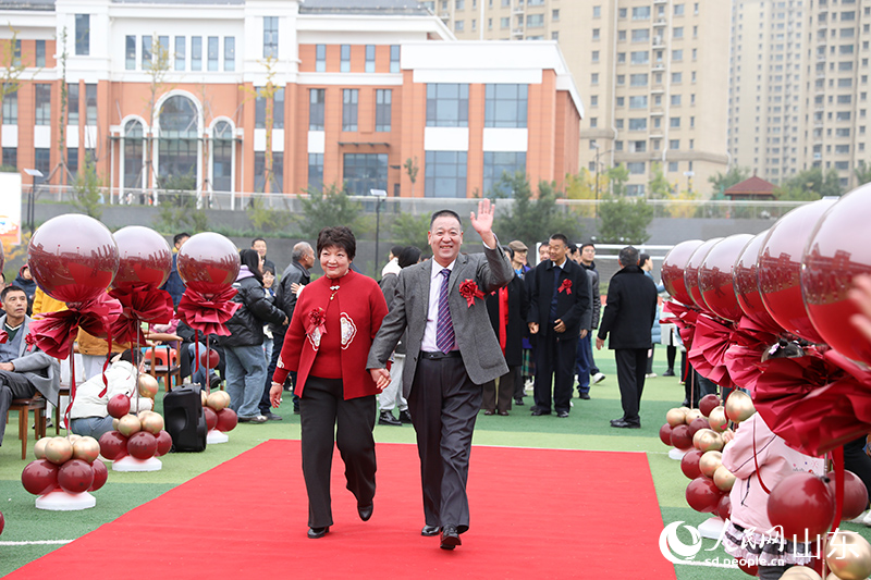 99對金婚老人在學生志愿者的引導與祝福下，攜手踏上紅毯，重現(xiàn)數(shù)十年前的美好瞬間。人民網(wǎng)記者 劉祺攝