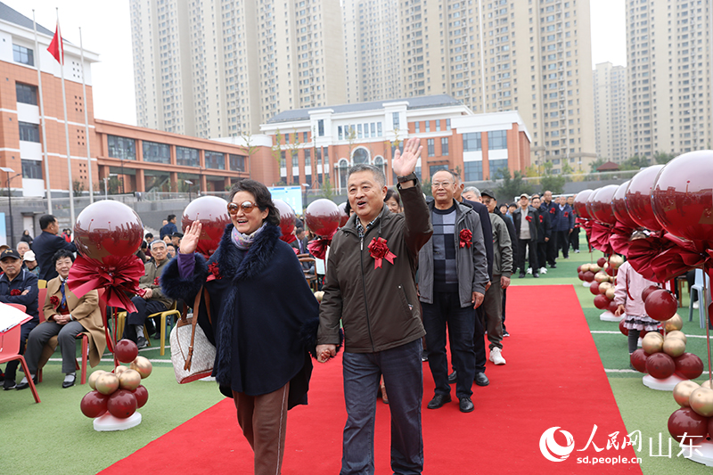 99對金婚老人在學生志愿者的引導與祝福下，攜手踏上紅毯，重現(xiàn)數(shù)十年前的美好瞬間。人民網(wǎng)記者 劉祺攝