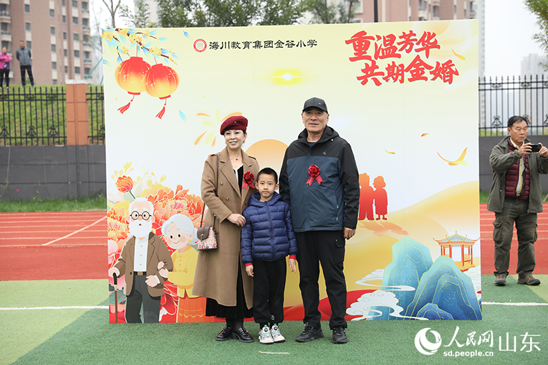 一對老人攜孫子在現(xiàn)場打卡合影。他們歷經(jīng)歲月沉淀的燦爛笑容，與孩子的朝氣相互映襯，生動詮釋著幸福與傳承。人民網(wǎng)記者 劉祺攝