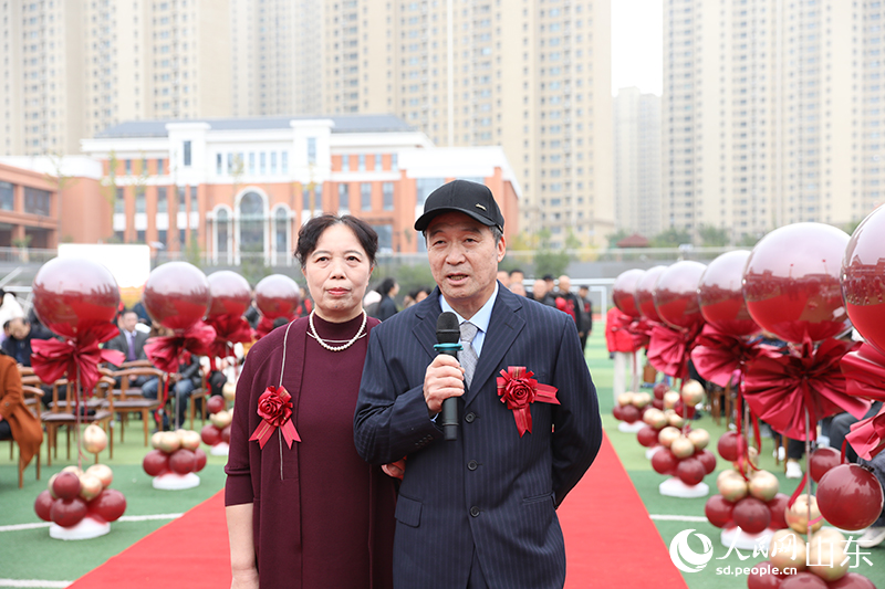 一對金婚夫婦在現(xiàn)場分享了他們相濡以沫的感人故事。人民網(wǎng)記者 劉祺攝