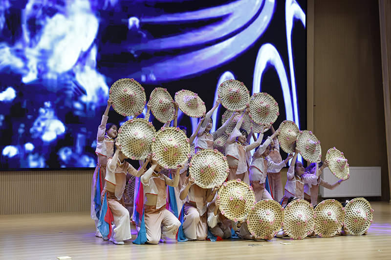 學生們登臺獻上精心準備的合唱、舞蹈等節(jié)目，向爺爺奶奶們致以最真摯的重陽節(jié)祝福。韓少鵬攝