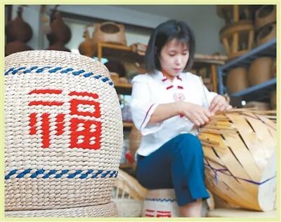 博興縣錦秋街道草柳編手工藝人王貴芝正在趕制草柳編產(chǎn)品。初寶瑞攝