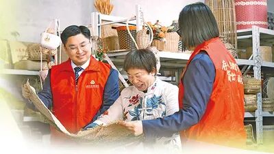 博興農(nóng)商銀行工作人員深入草柳編加工車間走訪問需。王 冬攝