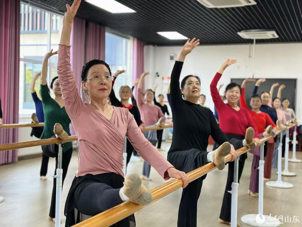 10月27日，山東省老年大學(xué)馬鞍山校區(qū)，形體課的學(xué)員伴著輕柔的音樂調(diào)整體態(tài)。人民網(wǎng) 喬姝攝