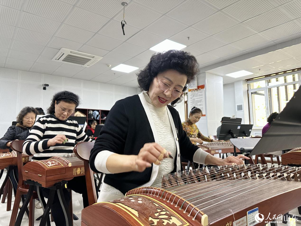 10月27日，山東省老年大學(xué)馬鞍山校區(qū)，古箏課堂上，學(xué)員正端坐撥弦。人民網(wǎng) 喬姝攝