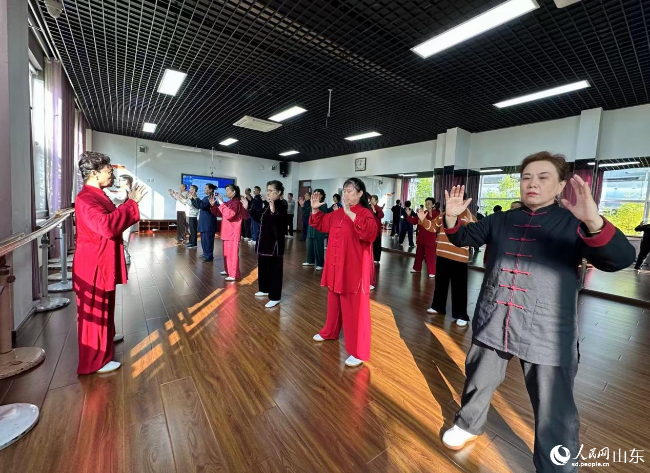 10月27日，山東省老年大學(xué)馬鞍山校區(qū)的太極拳課堂。人民網(wǎng) 喬姝攝