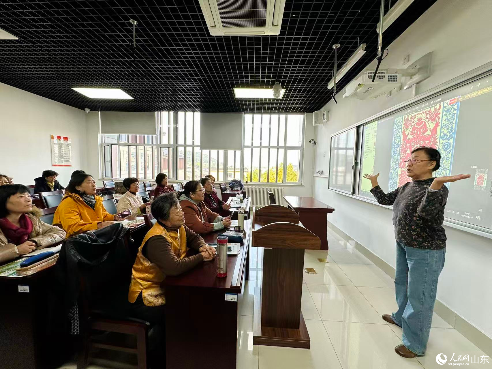 10月27日，山東省老年大學(xué)馬鞍山校區(qū)的剪紙課堂。人民網(wǎng) 喬姝攝
