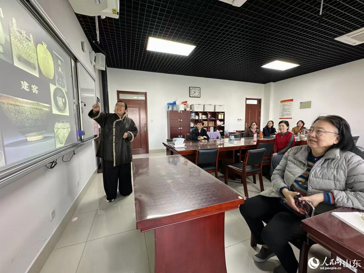 10月27日，山東省老年大學(xué)馬鞍山校區(qū)的茶藝課堂。人民網(wǎng) 喬姝攝