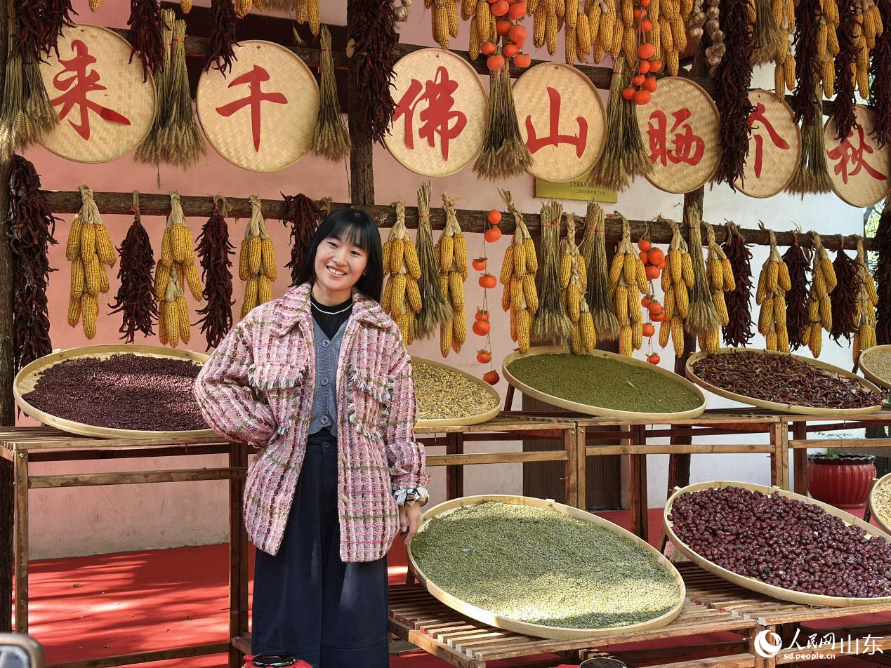 游客正在曬秋場(chǎng)景前拍照留念。人民網(wǎng) 喬姝攝