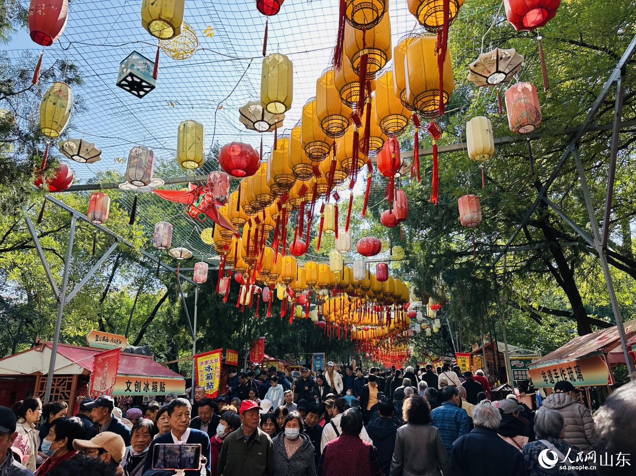 廟會(huì)現(xiàn)場(chǎng)人頭攢動(dòng)。人民網(wǎng) 喬姝攝