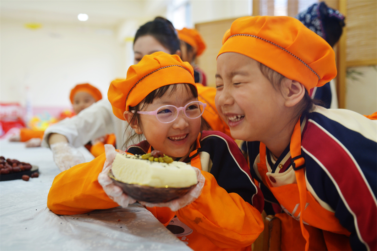 2025年10月29日，在山東省青島市城陽區(qū)棘洪灘街道中心幼兒園開展的重陽傳統(tǒng)文化體驗活動上，小朋友被重陽糕美食所感染。王海濱攝