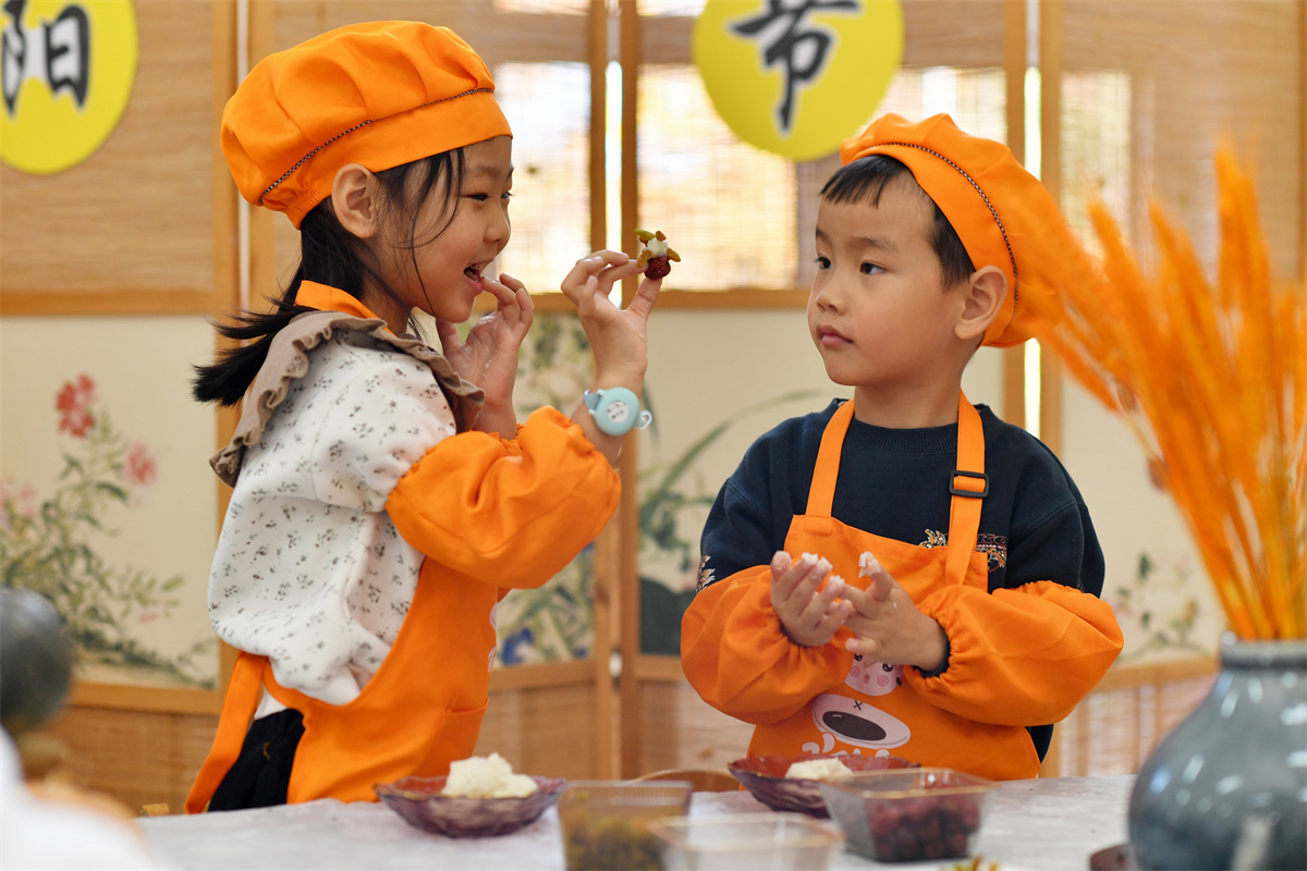 2025年10月29日，在山東省青島市城陽區(qū)棘洪灘街道中心幼兒園開展的重陽傳統(tǒng)文化體驗活動上，小朋友在品嘗重陽糕味道。王海濱攝